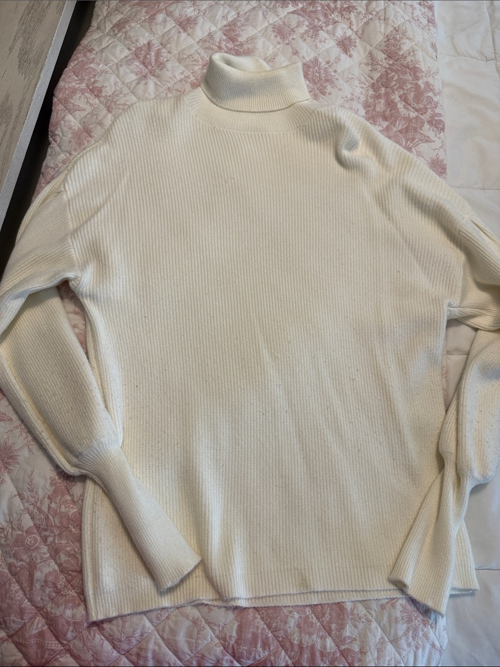 Classic Ribbed Turtleneck Sweater - Cream